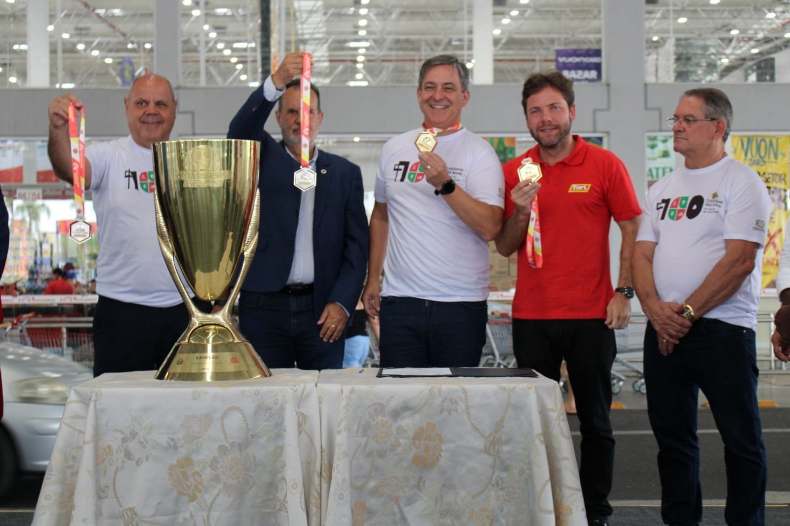 Em Criciúma, Fort Atacadista e Federação Catarinense de Futebol homenageiam os 100 anos de emancipação da cidade